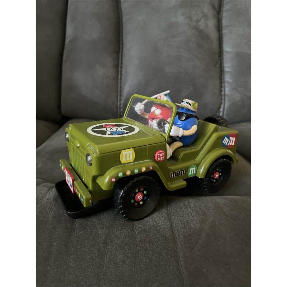 M&M's Military Jeep Candy Dispenser Green Sound & Lights Work w/2 AAA Batteries